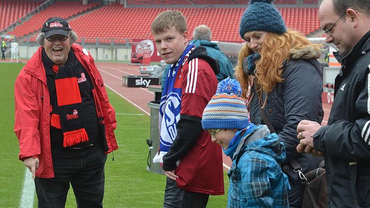 Die Besucher der Live-Tour im Nürnberger Stadion genießen die besondere Atmosphäre unmittelbar vor dem Anpfiff. Foto: Nikolas Pelke