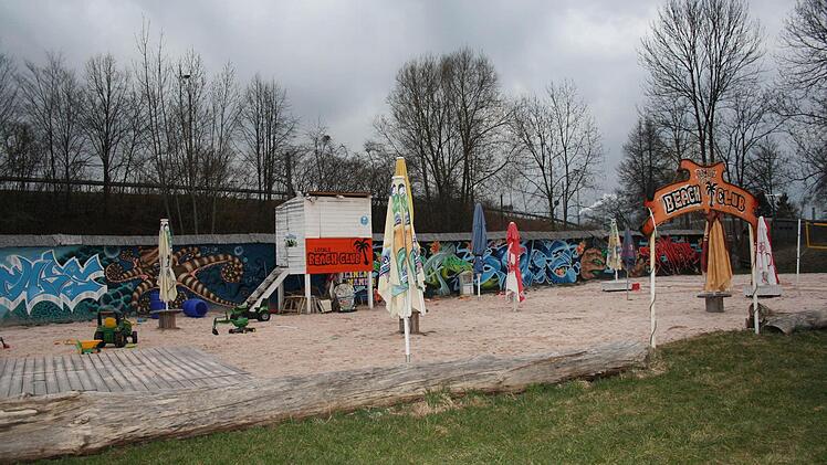 Noch ist der Beachclub der Coburg Locals im Winterschlaf. Welches Konzept ihn in diesem Sommer beleben wird, ist noch unklar. Foto: Astrid Hess