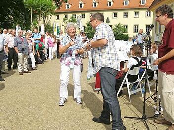 Wimpelübergabe und Schlusskundgebung im Schlosspark von Bad Bocklet durch Hauptwanderwart Uwe Schleicher und Vizepräsident Bernd Müller-Strauß.  Foto: Marion Eckert