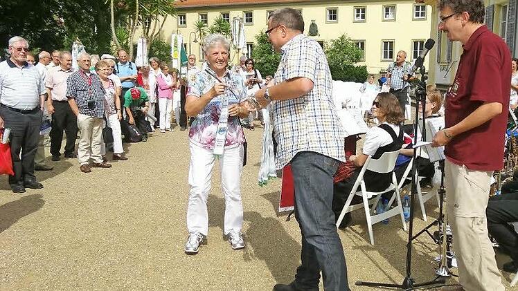 Wimpelübergabe und Schlusskundgebung im Schlosspark von Bad Bocklet durch Hauptwanderwart Uwe Schleicher und Vizepräsident Bernd Müller-Strauß.  Foto: Marion Eckert