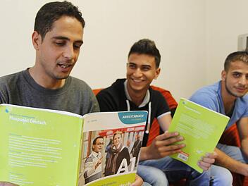 Saber Al Nazzal (links) kümmert sich um seine syrischen Landsmänner Mohammad Jasmin (Mitte) und Ali Alawid, die erst seit kurzem in Bamberg untergekommen sind. Auch Deutsch lernen gehört dazu: "Die Sprache ist sehr wichtig", sagt Al Nazzal.  Foto: Sebastian Martin