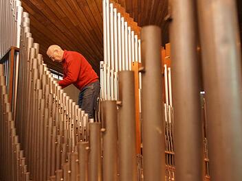 Günter Hoffmann baut die Orgel Pfeife für Pfeife ab. Foto: Arkadius Guzy