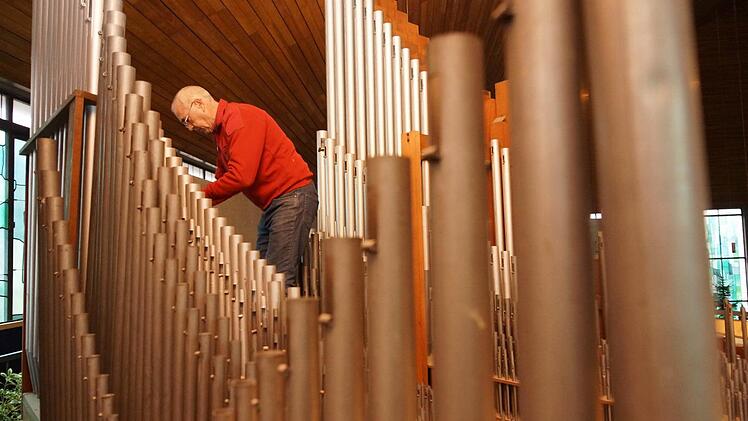 Günter Hoffmann baut die Orgel Pfeife für Pfeife ab. Foto: Arkadius Guzy
