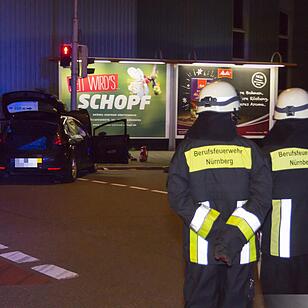 Auto kracht in Nürnberg gegen Ampelmast