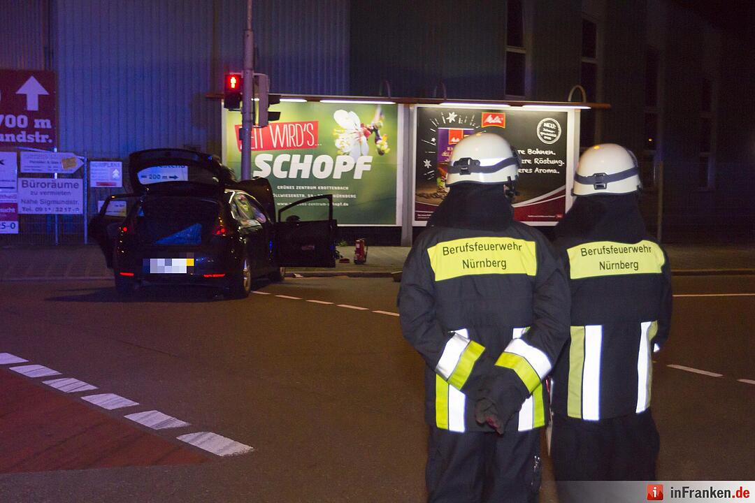 Auto kracht in Nürnberg gegen Ampelmast