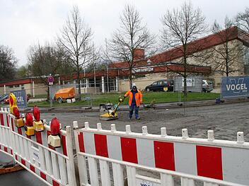Kein Durchkommen gibt es derzeit in der Georg-Hagen-Straße beim Hallenbad: Wegen eines Rohrbruchs am 11. März waren umfangreiche Arbeiten im Untergrund notwendig geworden, derzeit wird ein neuer Fahrbahnbelag aufgebracht. Die Vollsperrung dauert bis Montag. Foto: Jochen Nützel