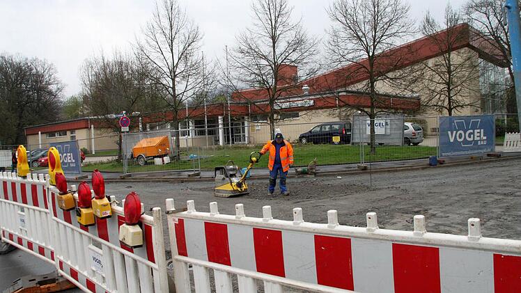 Kein Durchkommen gibt es derzeit in der Georg-Hagen-Straße beim Hallenbad: Wegen eines Rohrbruchs am 11. März waren umfangreiche Arbeiten im Untergrund notwendig geworden, derzeit wird ein neuer Fahrbahnbelag aufgebracht. Die Vollsperrung dauert bis Montag. Foto: Jochen Nützel