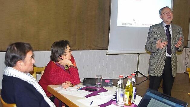 ACA-Landesvorsitzender Dieter Wagner (rechts) informierte beim Kreisverbandsausschuss der KAB Kronach-Hof in Wilhelmsthal &uuml;ber die Sozialwahlen. Links Kreisvorsitzender G&uuml;nter Romig und Di&ouml;zesansekret&auml;rin Maria Gerstner. Foto: hs