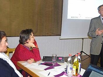 ACA-Landesvorsitzender Dieter Wagner (rechts) informierte beim Kreisverbandsausschuss der KAB Kronach-Hof in Wilhelmsthal über die Sozialwahlen. Links Kreisvorsitzender Günter Romig und Diözesansekretärin Maria Gerstner. Foto: hs