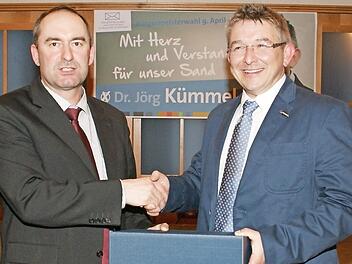 Bürgermeister hätten in der Landtagsfraktion immer ein offenes Ohr, versicherte FW-Landesvorsitzender Hubert Aiwanger (links) dem FSB-Bürgermeisterkandidaten Dr. Jörg Kümmel. Foto: Sabine Weinbeer