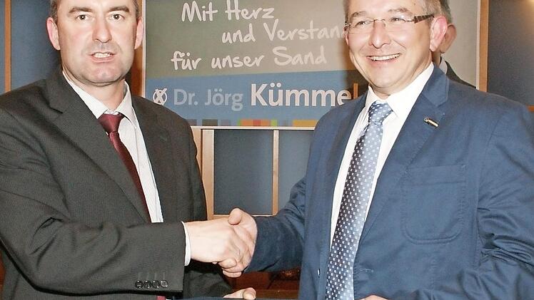 Bürgermeister hätten in der Landtagsfraktion immer ein offenes Ohr, versicherte FW-Landesvorsitzender Hubert Aiwanger (links) dem FSB-Bürgermeisterkandidaten Dr. Jörg Kümmel. Foto: Sabine Weinbeer