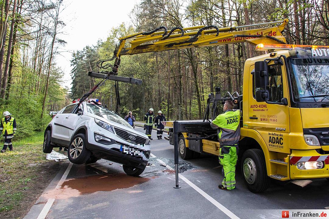 Unfall: Auto gerät bei Beutelsdorf auf Gegenfahrbahn und streift einen Traktor