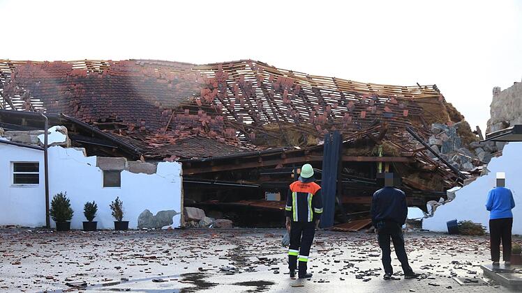 Sturmschäden in Wind bei Pommersfelden: Eine Scheune stürzte komplett ein. NEWS5 / Merzbach