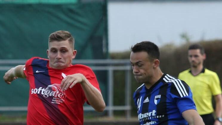 Tim Ruhrseitz versucht, an den Ball von Timo Noppenberger zu kommen.