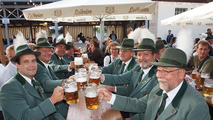 Diese Schützen genießen ihre erste Schützenfestmaß. Foto: Alfred Thieret