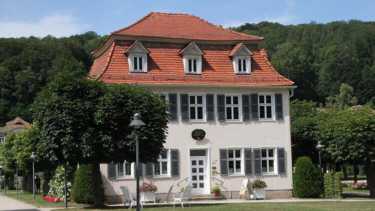 Auch Haus Hirsch steht unter Denkmalschutz. Die Wohnung im Obergeschoss müsste saniert werden - ist aber nicht barrierefrei. Eine andere Nutzung wäre denkbar. Foto: Ulrike Müller