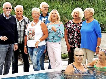 Ein Teil der schwimmfreudigen Senioren beim Abschied von der Freibadsaison 2019.  Foto: Dieter Gropp