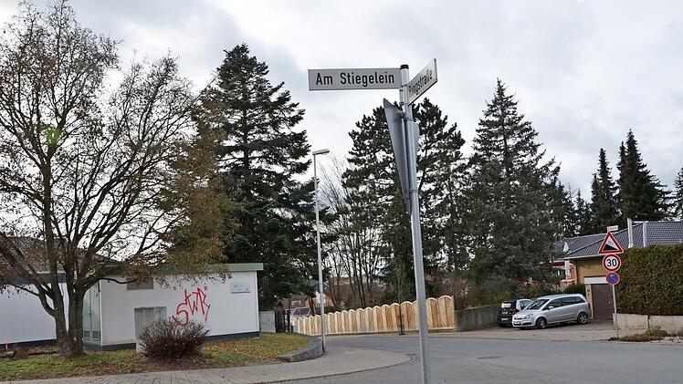 Das Trafohäuschen an der Ecke der Ringstraße zum Stiegelein wird abgerissen und neu gebaut.  Fotos: Bernhard Panzer
