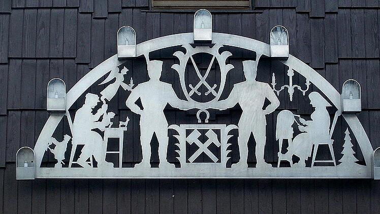 Die traditionellen Schwibbögen aus dem Erzgebirge haben oft Bergmanns-Motive.