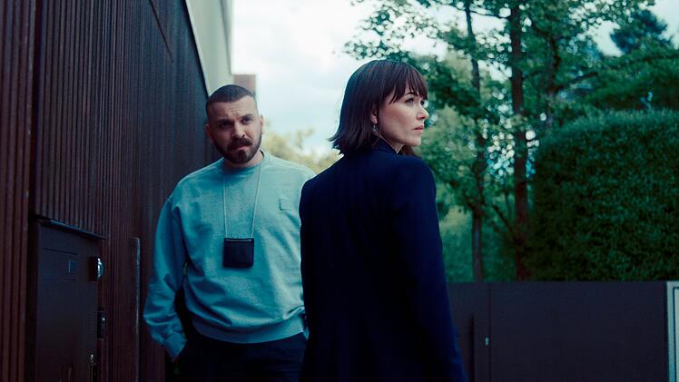 Hamza Kulina (Edin Hasanovic) und Maryam Azadi (Melika Foroutan) besuchen den Unternehmer und Baustoff-Produzenten in dessen Villa.