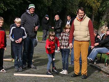 Gefühl und Präzision sind gefragt. Beim  Turnier hatten die Erwachsenen und Kinder  ihren Spaß.   Fotos: Sonja Adam