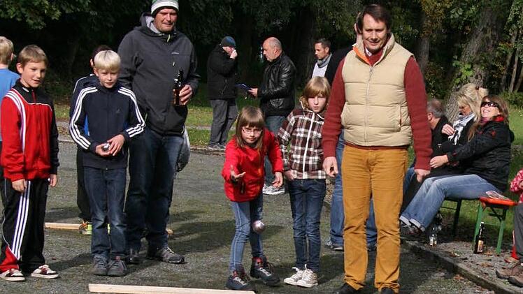 Gefühl und Präzision sind gefragt. Beim  Turnier hatten die Erwachsenen und Kinder  ihren Spaß.   Fotos: Sonja Adam