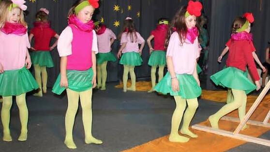 Als Blumenkinder marschierte eine Gruppe der Grundschule auf. Fotos: Ralf Kestel