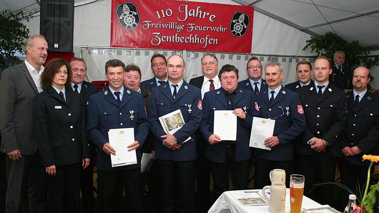 Diese Feuerwehrmänner wurden für 25 und 40 Jahre aktiven Dienst mit dem Ehrenzeichen des Freistaats in Silber und in Gold ausgezeichnet.