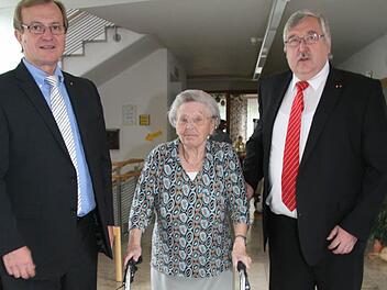 Anni Reuther und die anderen Senioren sowie die Mitarbeiter des Seniorenheims St. Marien müssen sich keine Sorgen machen, auch wenn sich die Trägerschaft des Hauses ändert: Der ehrenamtliche Vorsitzende Oswald Purucker (links) übergibt die Zuständigkeit an Caritas-Direktor Gerhard Öhlein vom Caritas-Diözesanverband. Foto: Sonja Adam