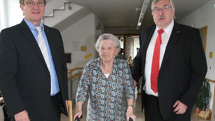 Anni Reuther und die anderen Senioren sowie die Mitarbeiter des Seniorenheims St. Marien müssen sich keine Sorgen machen, auch wenn sich die Trägerschaft des Hauses ändert: Der ehrenamtliche Vorsitzende Oswald Purucker (links) übergibt die Zuständigkeit an Caritas-Direktor Gerhard Öhlein vom Caritas-Diözesanverband. Foto: Sonja Adam