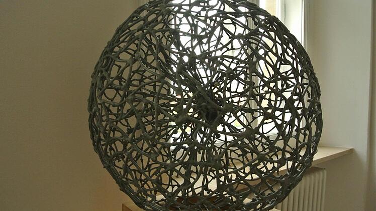 Die Metallskulpturen von Werner Eichler ruhen in sich, hier die Chaos-Kugel. Amtsleiter Hubertus König hat als als "gelernter" Jurist einen herrlichen Humor - die Kugel steht gleich vis-a-vis zu seinem Büro. Foto: Brigitte Krause