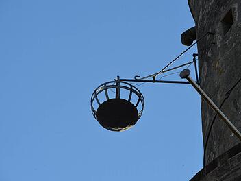 Der Feuerkorb hoch oben am Turm der Altenburg war in früheren Zeiten ein Signalmittel für schwierige Zeiten. Er diente als Zwischenstation von Unterfranken zum Reisberg und zum Staffelberg. Fotos: Ronald Rinklef
