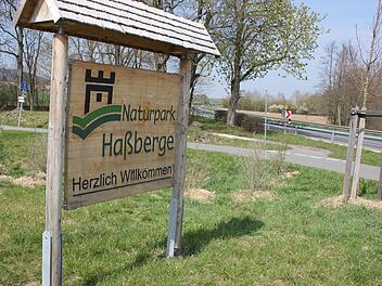Von einem "Einfallstor zu den Haßbergen" zum anderen: In Bad Königshofen wurden die neuen Begrüßungstafeln, wie sie hier in Baunach aufgestellt wurden, als Neuerung präsentiert. Foto: Ralf Kestel