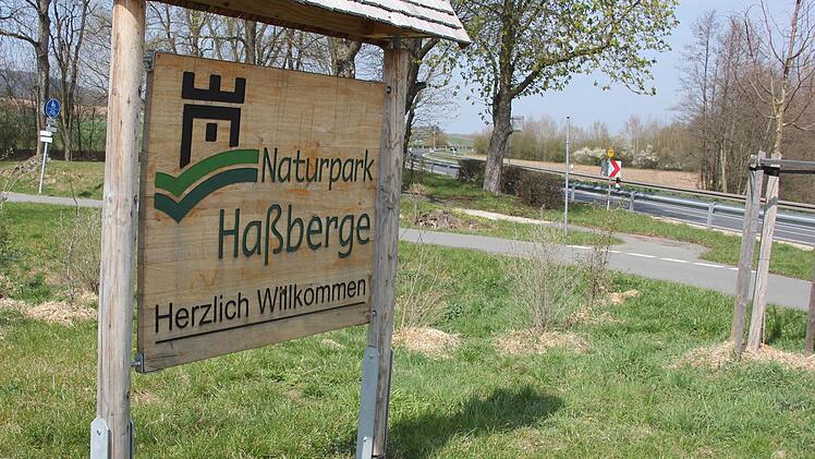Von einem "Einfallstor zu den Haßbergen" zum anderen: In Bad Königshofen wurden die neuen Begrüßungstafeln, wie sie hier in Baunach aufgestellt wurden, als Neuerung präsentiert. Foto: Ralf Kestel