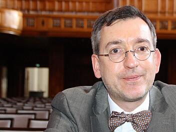 An seiner künftigen Wirkungsstätte: Dr. Tilman Schlömp ist ab 2017 für die künstlerische Leitung des Kissinger Sommers verantwortlich, sein Programm soll unter anderem den Max-Littmann-Saal füllen. Foto: Ralf Ruppert