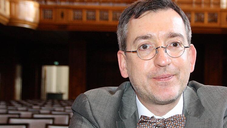 An seiner künftigen Wirkungsstätte: Dr. Tilman Schlömp ist ab 2017 für die künstlerische Leitung des Kissinger Sommers verantwortlich, sein Programm soll unter anderem den Max-Littmann-Saal füllen. Foto: Ralf Ruppert