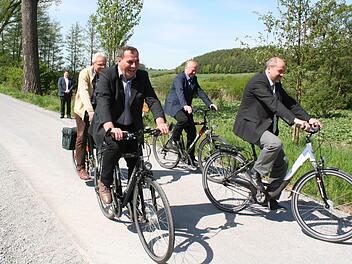 Die Bürgermeister Armin Luther (links) und Johannes Krapp weihten den Radweg radelnd ein.  Foto: Evi Seeger