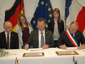 Kürzlich haben Eltmann und Saint-Paul-Trois-Châteaux ihre Partnerschaft bekräftigt. Dazu reiste eine Delegation aus dem Kreis Haßberge mit Landrat Wilhelm Schneider und Bürgermeister Michael Ziegler (von links) in die französische Partnerstadt. Ziegler unterzeichnete den Vertrag mit Bürgermeister Jean-Michel Catelinois.  Foto: Moni Göhr/Landratsamt