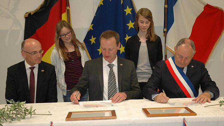 Kürzlich haben Eltmann und Saint-Paul-Trois-Châteaux ihre Partnerschaft bekräftigt. Dazu reiste eine Delegation aus dem Kreis Haßberge mit Landrat Wilhelm Schneider und Bürgermeister Michael Ziegler (von links) in die französische Partnerstadt. Ziegler unterzeichnete den Vertrag mit Bürgermeister Jean-Michel Catelinois.  Foto: Moni Göhr/Landratsamt
