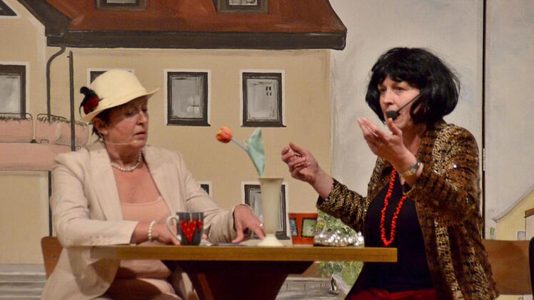 Beim Kaffeeklatsch am Marktplatz tauschten sich Klara (Lioba Schmitt, links) und Katinka (Sandra Metz) nicht nur über ihr Eheleben aus. Foto: Kathrin Kupka-Hahn