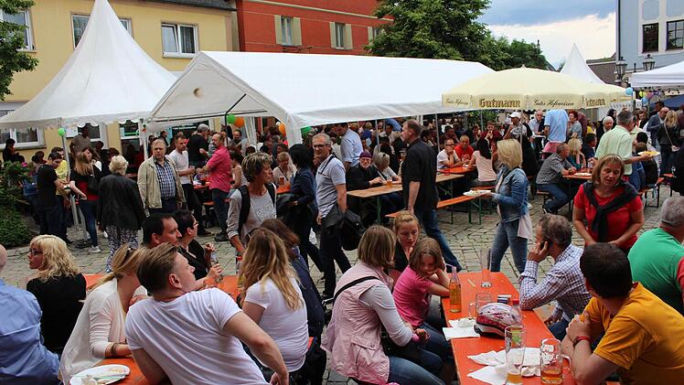 Wie groß die Resonanz des ersten Schillerplatzfests ist, konnte man am Samstag beobachten.  Fotos: Evi Seeger