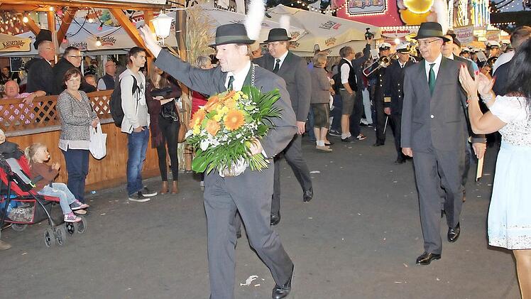 Der neue Schützenkönig Matthias Kümmet grüßte die Freischießen-Besucher beim musikalisch begleiteten Marsch um die Hofwiese.  Foto: Friedwald Schedel