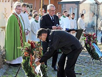 Pfarrer Ringer, Karsten Fischkal und G&uuml;nter Brehm. B&uuml;rgermeister Fischkal legt den Kranz nieder. Foto: Johanna Blum
