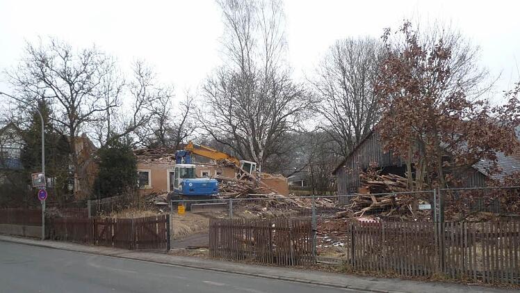 Beim Abriss der Scheune (rechts), die noch unangetastet ist, müsste nach Ansicht der Nachbarn auf die streng geschützten Fledermäuse Rücksicht genommen werden. Foto: privat