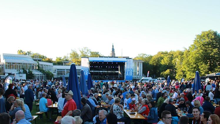 Tausende von Zuhörern bejubelten das Philharmonische Orchester des Landestheaters Coburg unter Leitung von Roland Kluttig  beim Klassik-Open-Air im Rosengarten.Foto: Jochen Berger