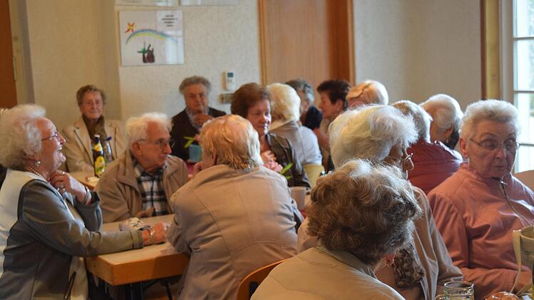 Im Gemeindehaus lud das Gemeindefest zum lockeren Beisammensein bei Kaffee und Kuchen. Foto: Daniela Pondelicek