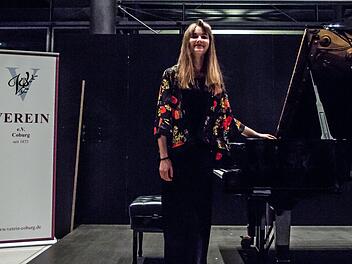 Reichlich Applaus verdiente sich am Ende die junge Pianistin Aurelia Shimkus bei ihrem Coburg-Debüt im HUK-Foyer.Foto: Jochen Berger