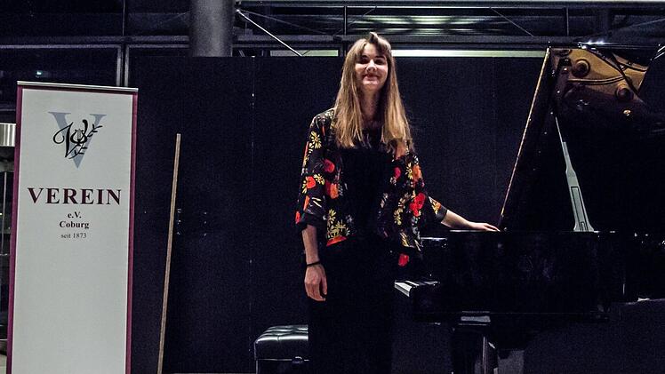 Reichlich Applaus verdiente sich am Ende die junge Pianistin Aurelia Shimkus bei ihrem Coburg-Debüt im HUK-Foyer.Foto: Jochen Berger