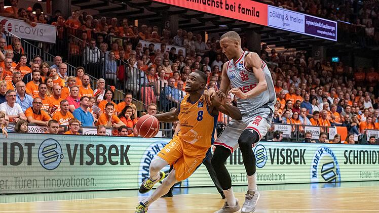 Josh Young zieht am Bamberger Louis Olinde vorbei.