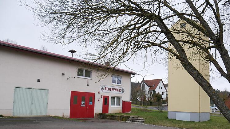 Das derzeitige Feuerwehrhaus mit dem darüber liegenden Schützenhaus: Einst als Raiffeisen-Lagergebäude gebaut, entspricht es nicht mehr aktuellen Anforderungen für das Feuerwehrwesen. Darauf machte Kommandant Dominik Englert bei der Jahreshauptversammlung aufmerksam. Foto: Daniel Wiener